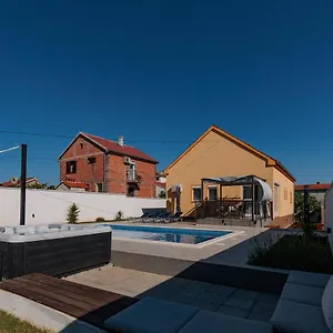 Family And Friends Private Heated Pool With Jacuzzi Villa